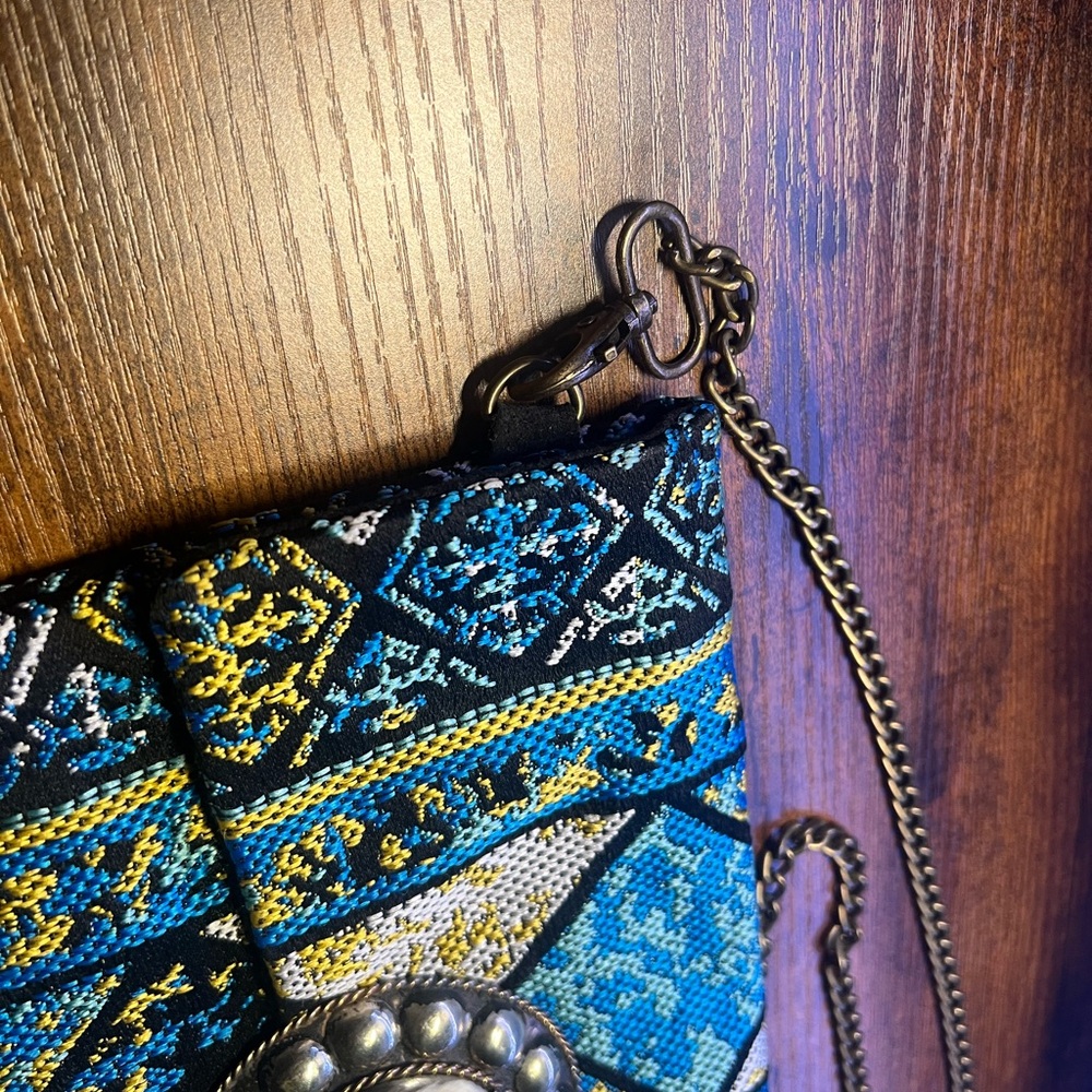 Boho Western Tapestry Crossbody Clutch w/ Statement Stone Concho & Chain Strap - Picture 3 of 13
